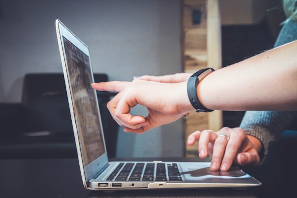 Professionnel enregistrant une masterclass
